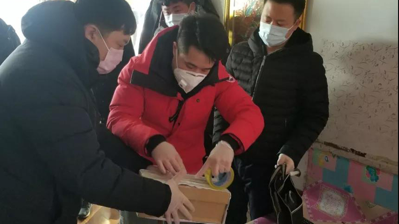 侦查员们正在取证
