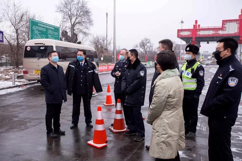 孟翔飞（左一）在高速公路铁岭站出入口检查工作中