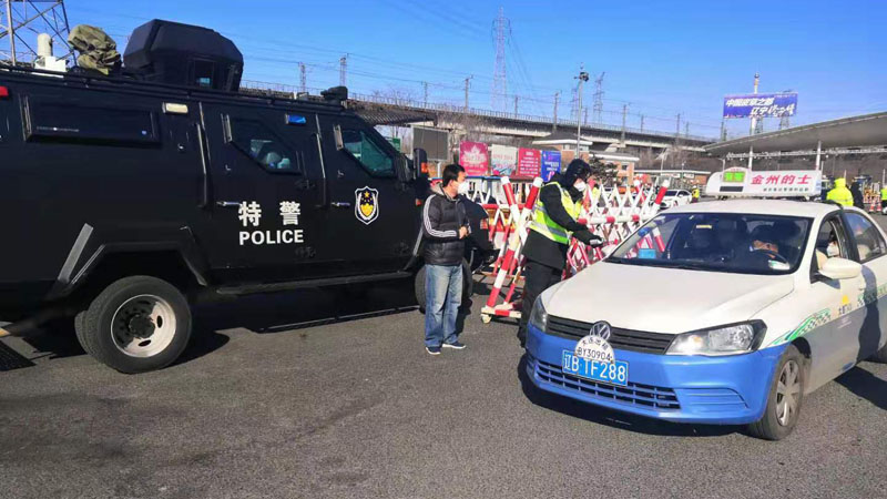 本报记者和马军疏导过往车辆