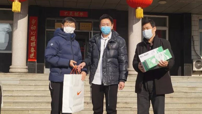韩晓鹏（中）将口罩送到西丰县人民法院