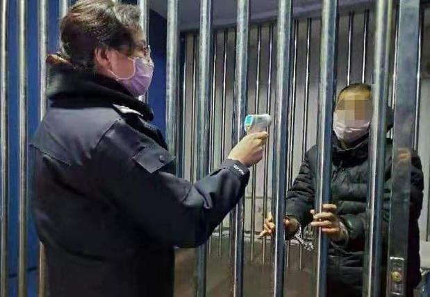 刘尚兰为犯罪嫌疑人测量体温
