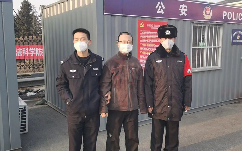 朱某某（中）被警方抓获