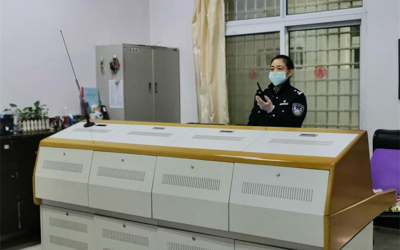 教导员黄俊在指挥室工作