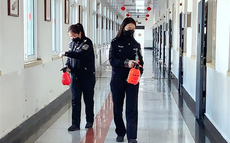 民警对监区进行消毒