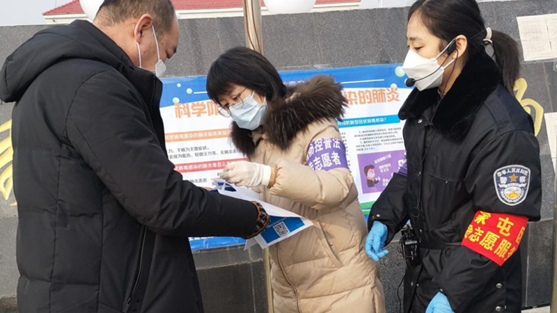 普法宣传员发放宣传海报