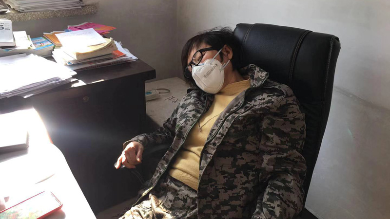 徐淑云完成任务后在办公室休息