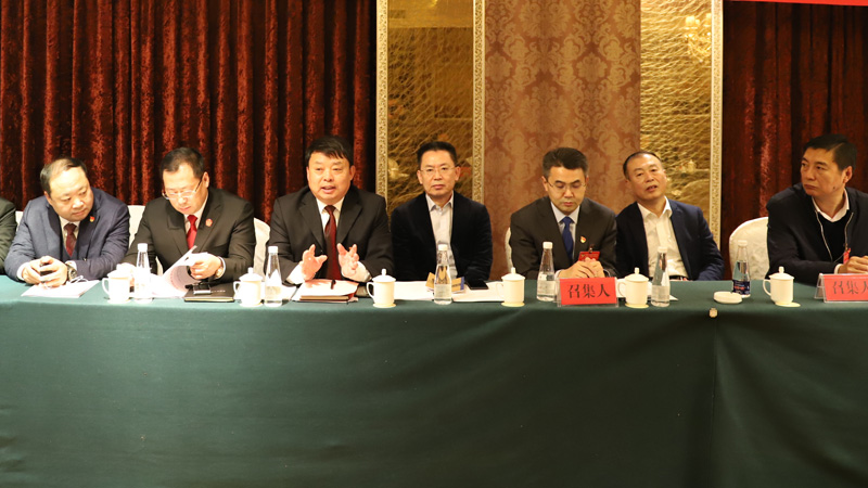 李延辉（左三）在铁岭市政协组织召开的民营企业家座谈会上
