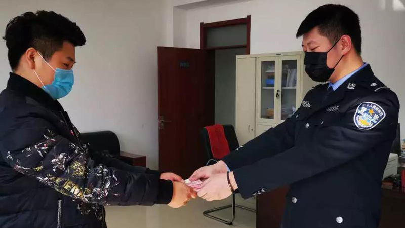 民警向被害人李先生返还被骗3000元钱