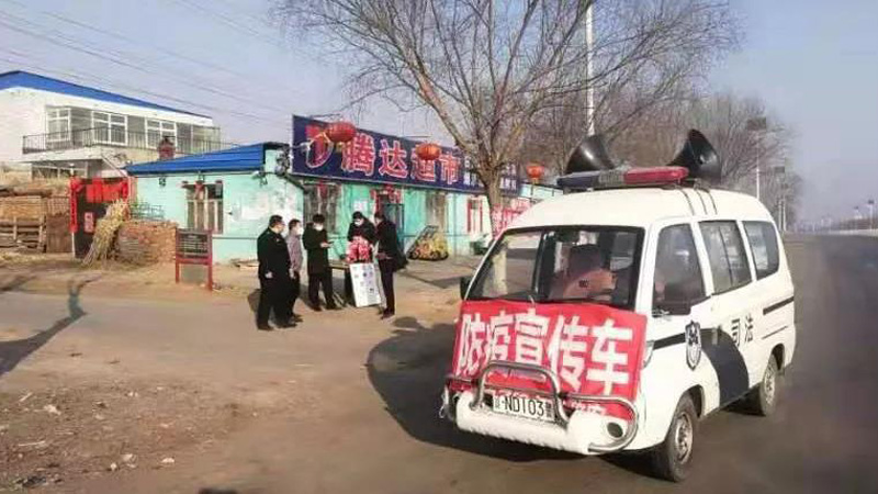 龙城区司法局工作人员正在开展宣传