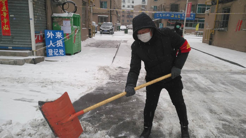 王云龙在清除积雪