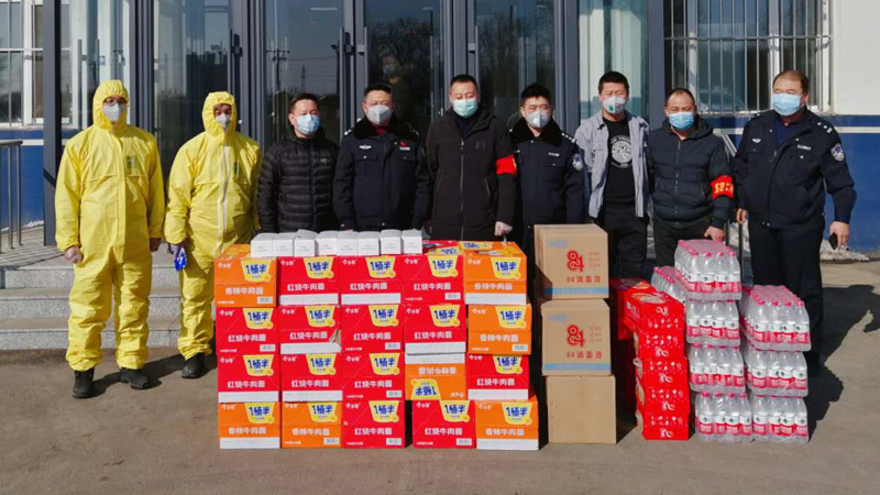 为一线民警送上物资