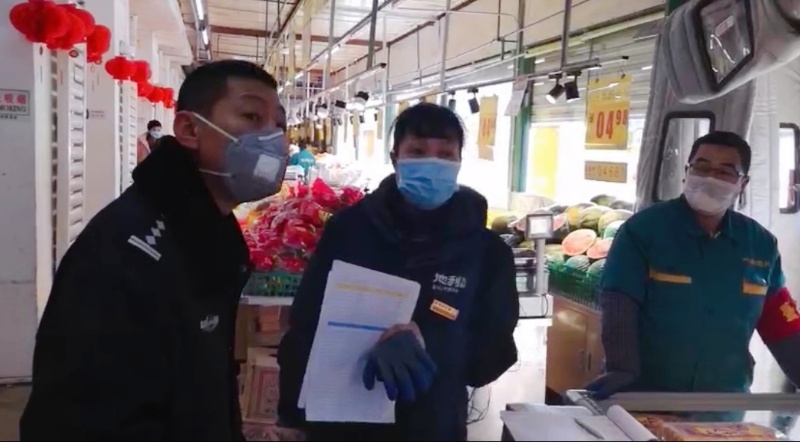耿春宇（左）在进行防疫巡查