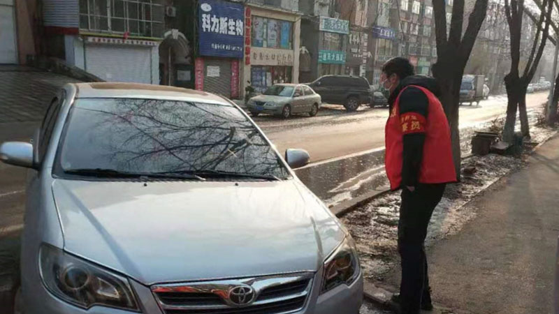 刘守政总是第一个走向来往车辆进行登记信息