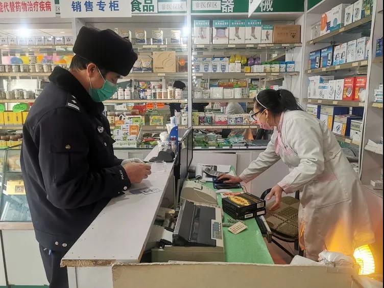 窦如林到药店自掏腰包为老人买药