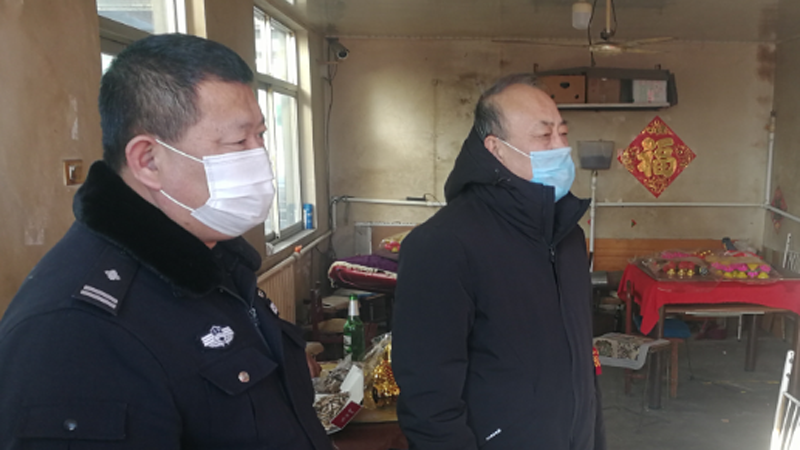 王恒仁（中）与民警入户检查