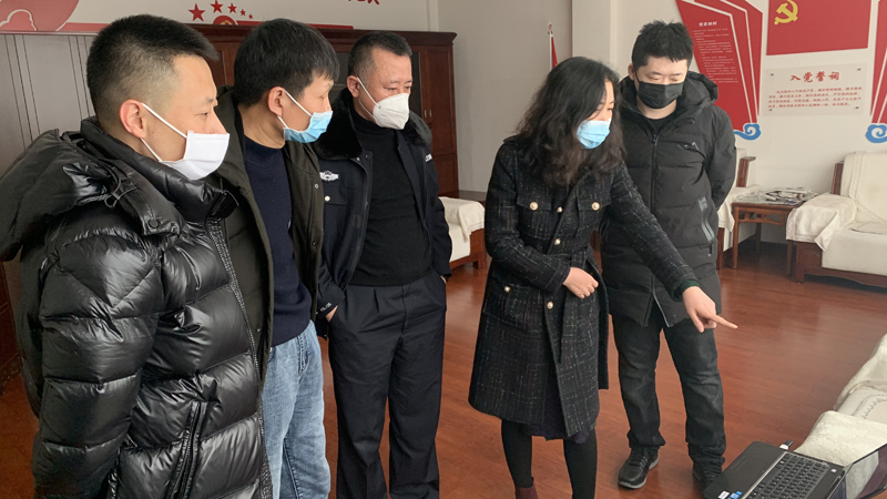 王艳玲（右二）与同事们探讨案情