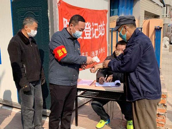 李俊在卡点执勤