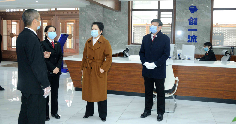 3、孙忠丽（右2）在朝阳市龙城区人民法院调研“智慧法院”建设工作