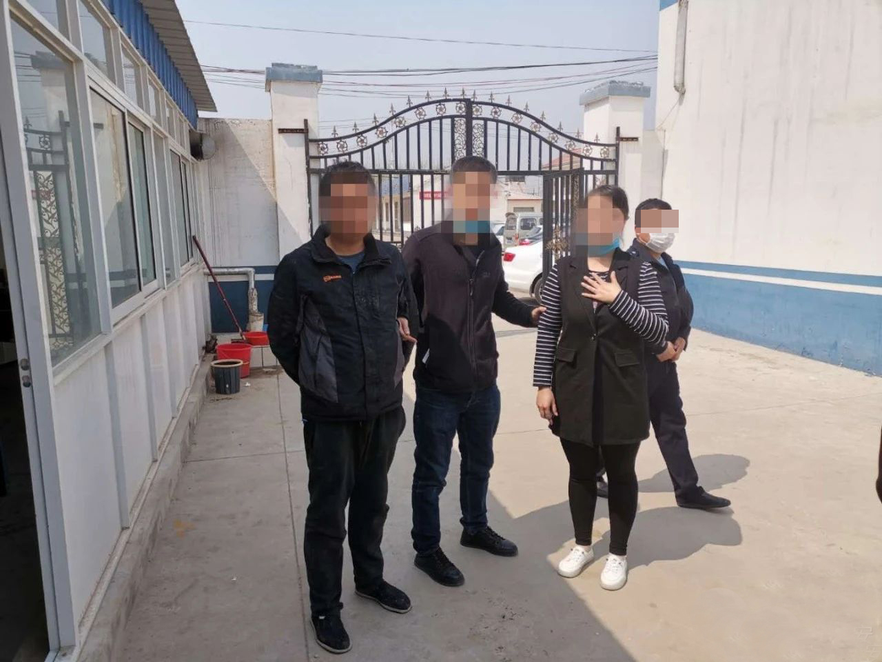 嫌疑人张某（左一）和孙某（右二）被抓获