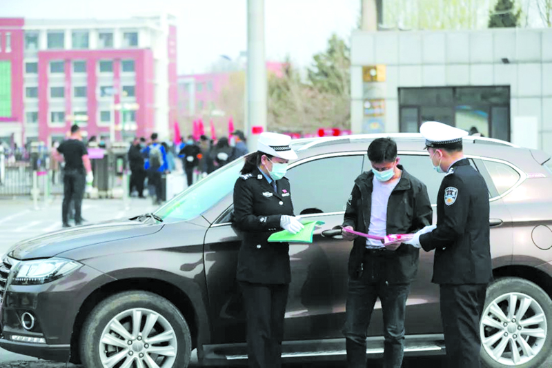 昌图交警向返校学生家长发放《交通防疫指南》