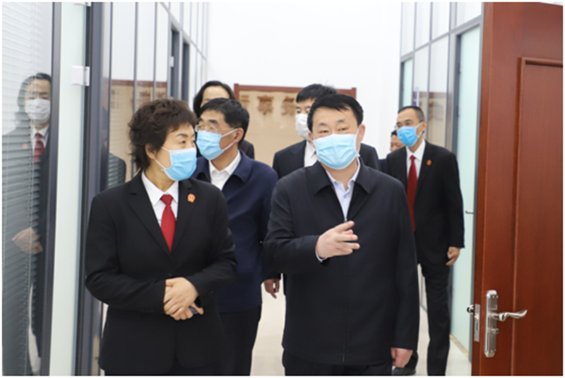 葫芦岛市委常委、政法委书记孙洪军（右）到诉讼服务中心调研