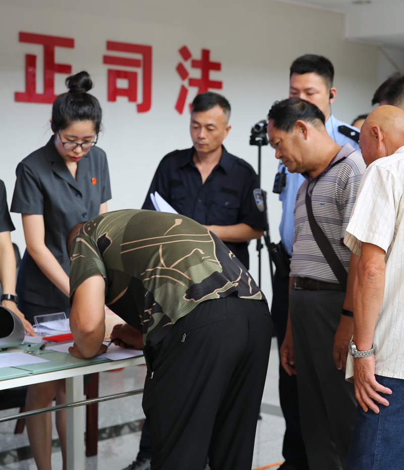 农民工们正在东洲区法院法官干警的有序指导下领回自己的血汗钱