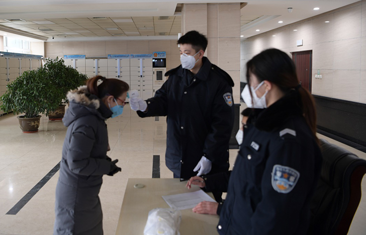 鞍山中院法警正在给到院的当事人测体温