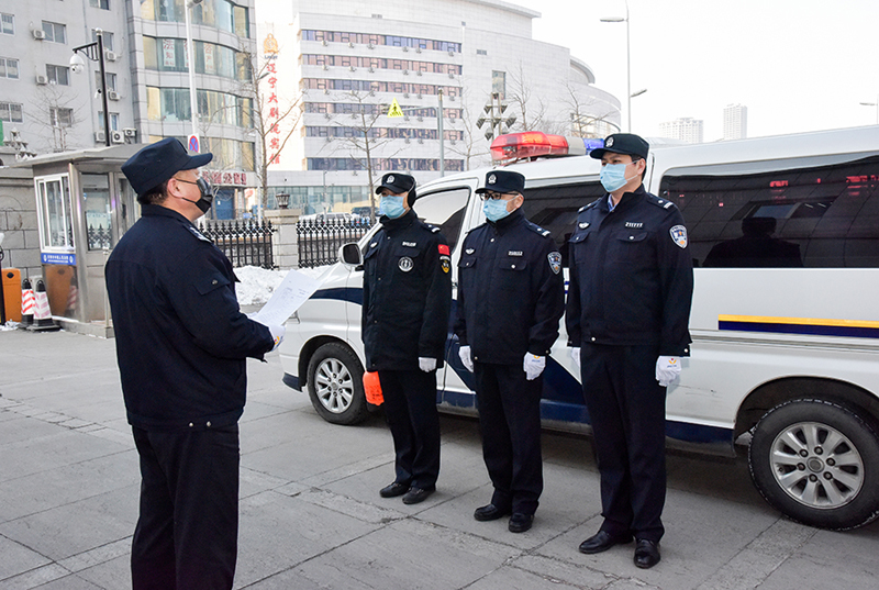 孟凡彪（左）给法警支队的干警部署工作