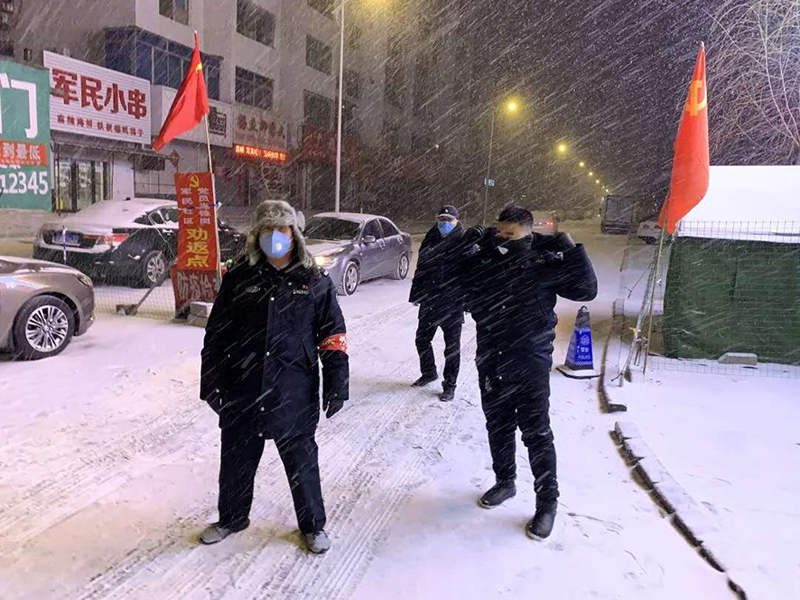 宋楠（左）在社区劝返点查验出入人员及车辆