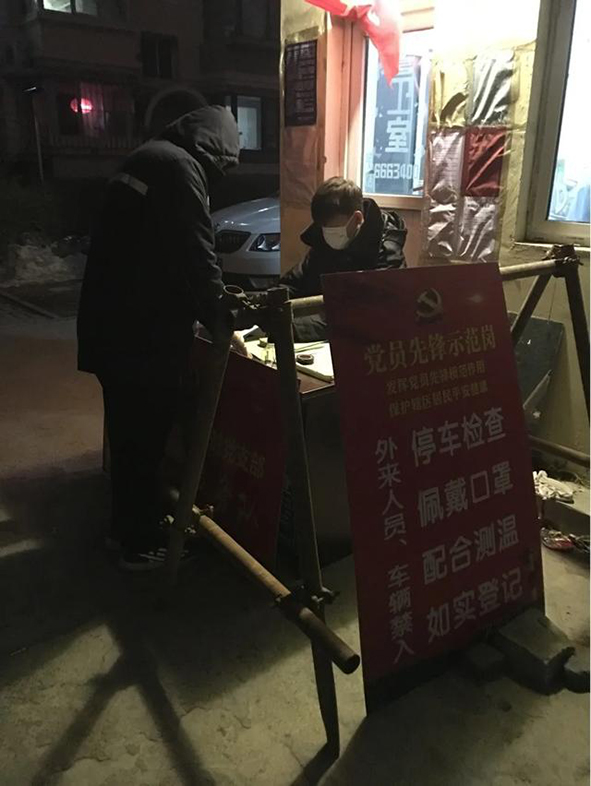 申械希（右）在龙港区滨海街道林海社区疫情防控第一线