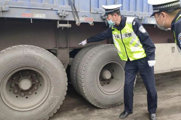 交警检查车辆超载