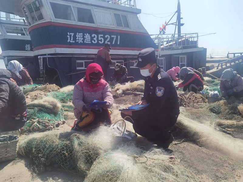 民警付文清在休渔期进行法律宣传
