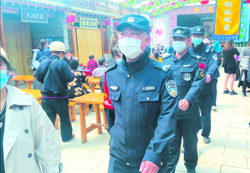 民警在葫芦古镇景区内巡逻