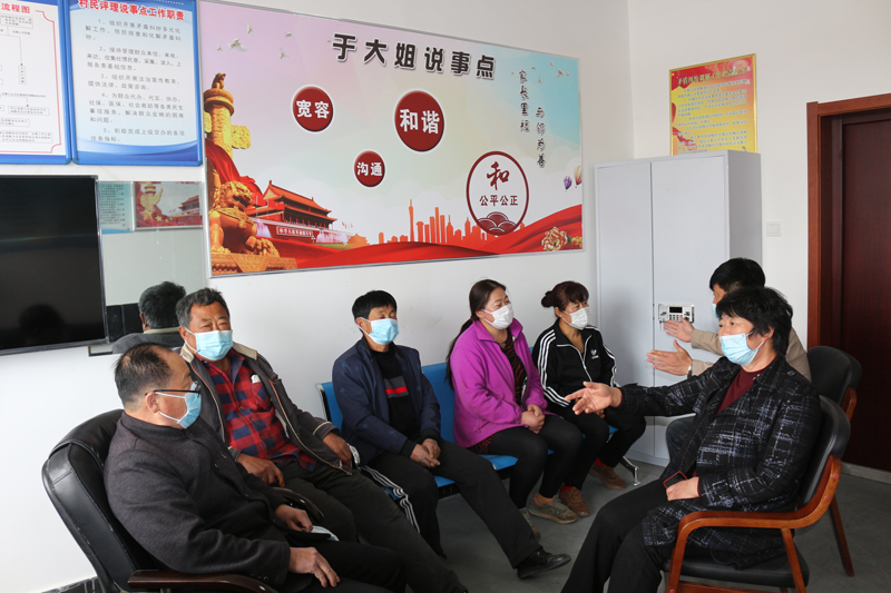于大姐（右）在说事点里和村民唠家常