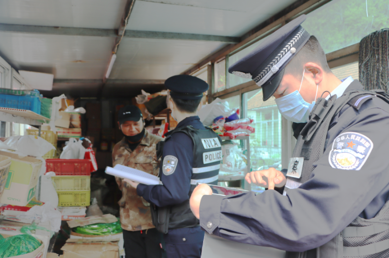 民警走访商铺