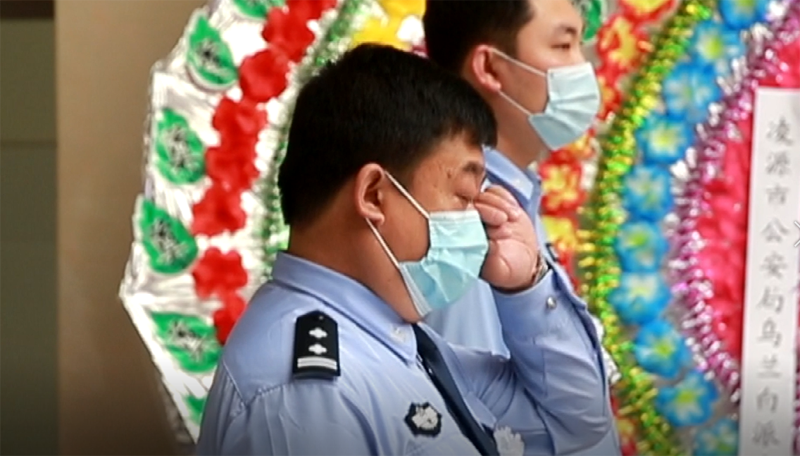 民警含泪送别李新海