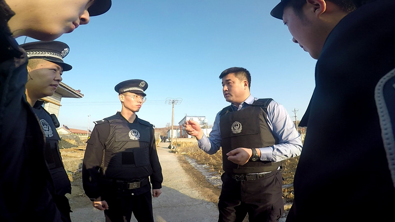 许大松（右二）向民警布置抓捕任务