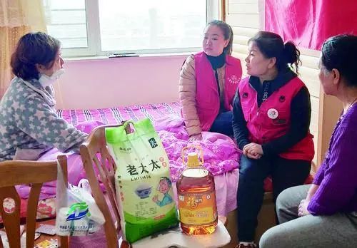 吴振华（左三）经常跟