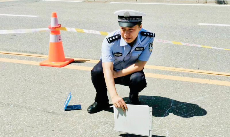 陈瀚对肇事现场进行勘查_编辑