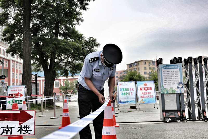 民警在考生入场前拉起警戒带