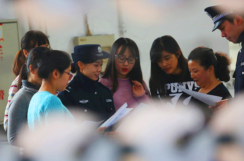 民警给外来女工讲法律