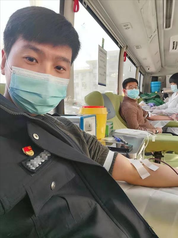 青年党员民警无偿献血