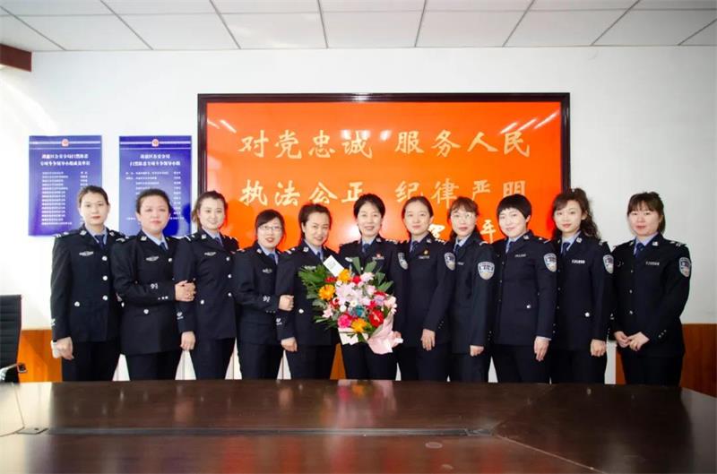 营口市公安局站前分局政治处的女警团队站前公安分局政治处共14人