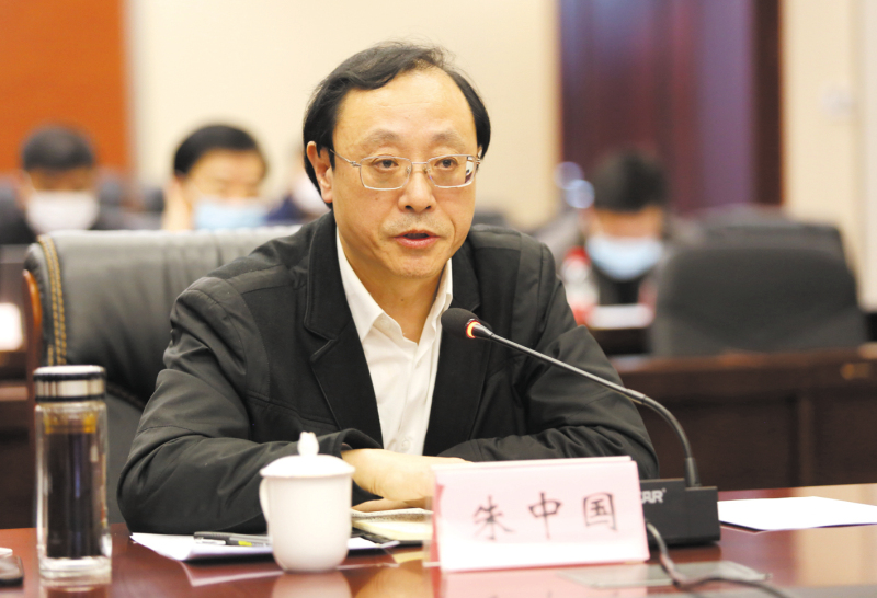 朱中国在进行答疑。