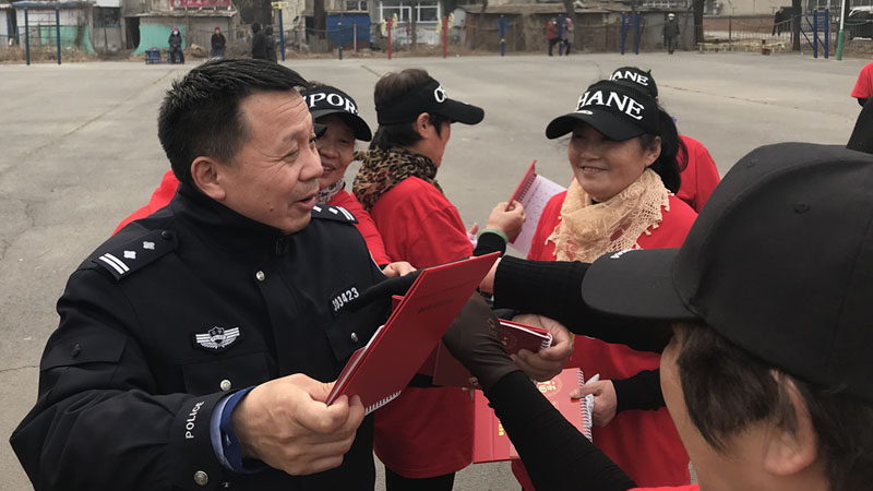 李华瑞把加印的“防诈骗台历”发给志愿者