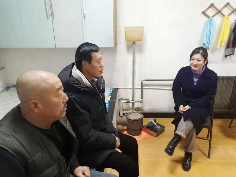 配文2：王娜（右一）在做调解工作