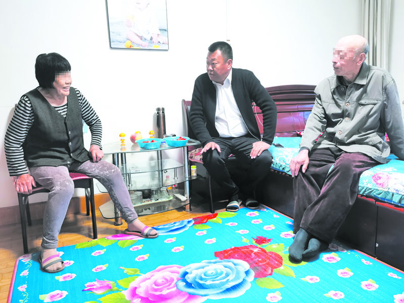 配文1：刘永军在做调解工作