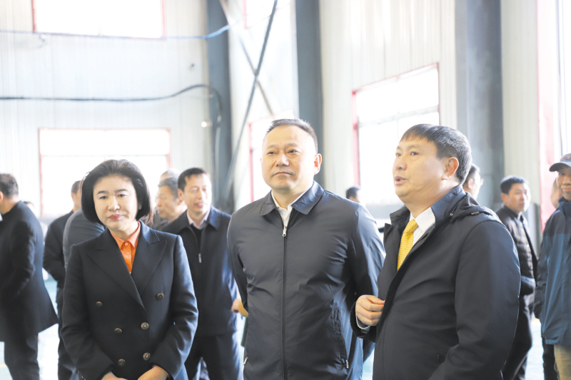 本溪市委常委、政法委书记徐胜（中）正在走访企业