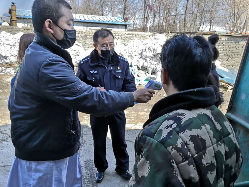 姚忠军（中）到村里排查疫情防控_编辑