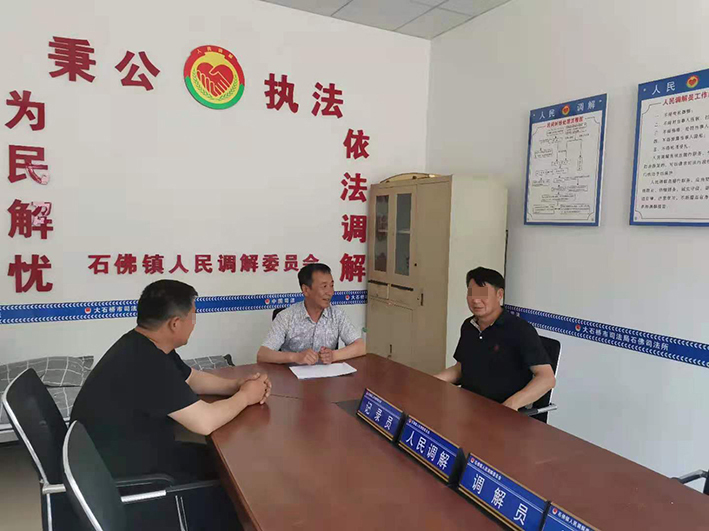 配文1：张洪鹏（中）在调解纠纷